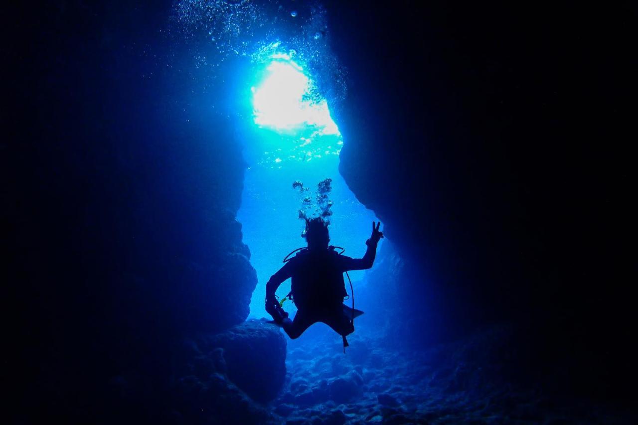 海まで徒歩1分 沖縄でも珍しい絶景ホテル 贅沢プライベートビーチ付き ビーチルーム Onna Exterior photo